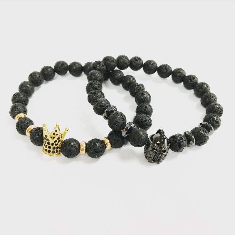 Pulsera de piedra de lava con corona dorada · NŪMEN MIND