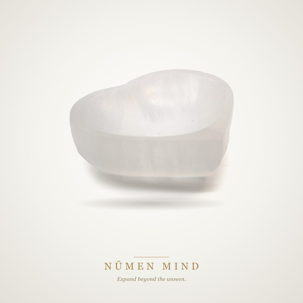 Cuenco de Selenita Corazón 10 cm – NŪMEN MIND