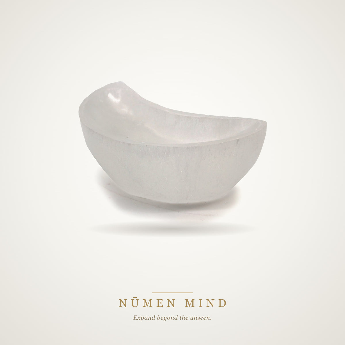 Cuenco de Selenita Luna 10 cm – NŪMEN MIND