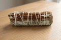 Atado de Salvia Blanca y Canela · 10 cm – NŪMEN MIND