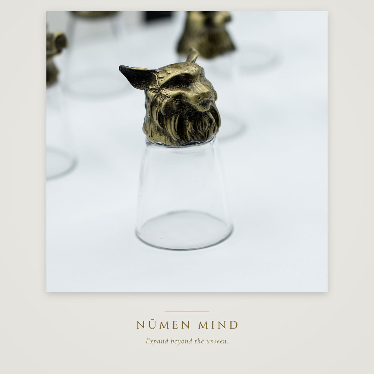 Vasos de chupito con animales del bosque en bronce · NŪMEN MIND