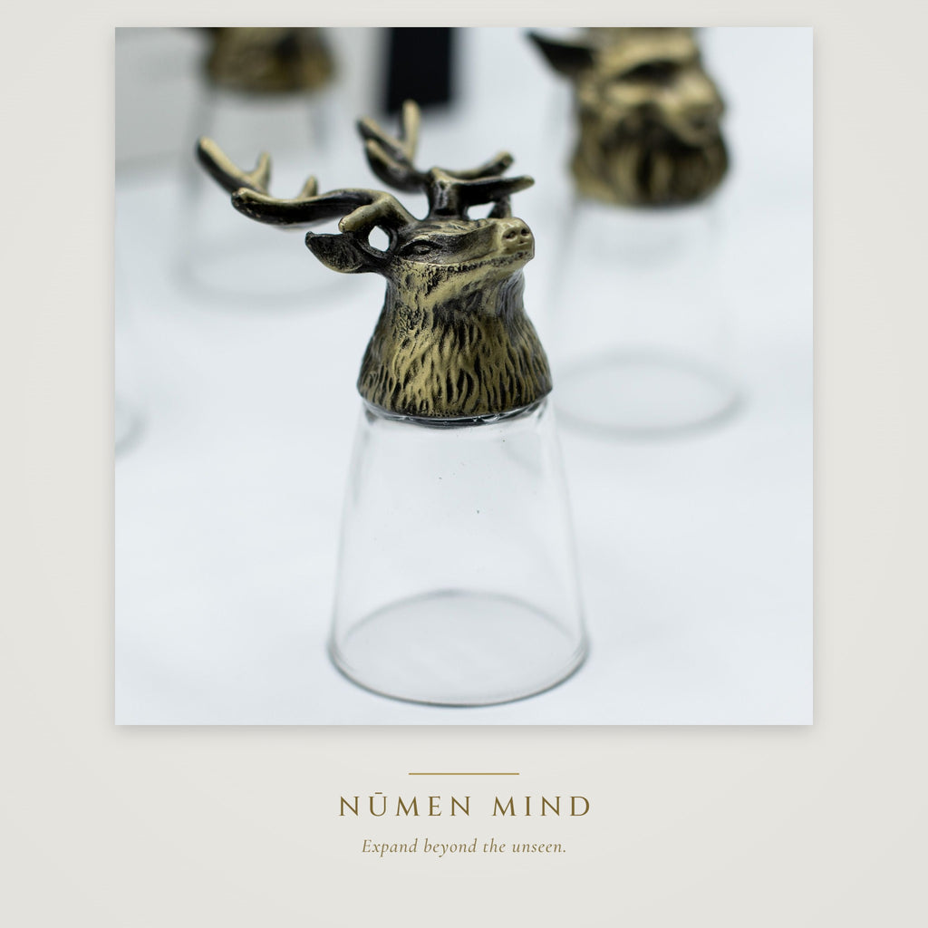 Vasos de chupito con animales del bosque en bronce · NŪMEN MIND