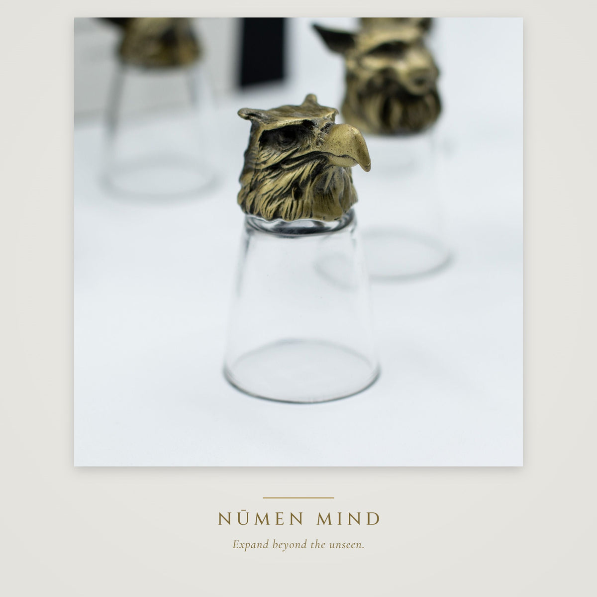 Vasos de chupito con animales del bosque en bronce · NŪMEN MIND