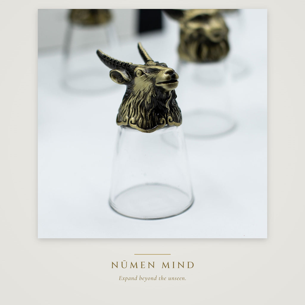 Vasos de chupito con animales del bosque en bronce · NŪMEN MIND