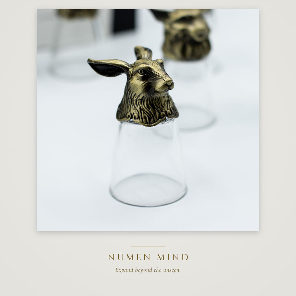 Vasos de chupito con animales del bosque en bronce · NŪMEN MIND