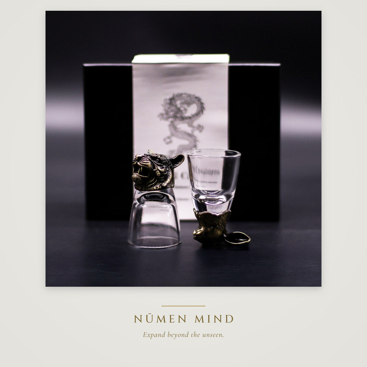 Vasos de chupito con animales míticos en bronce · NŪMEN MIND