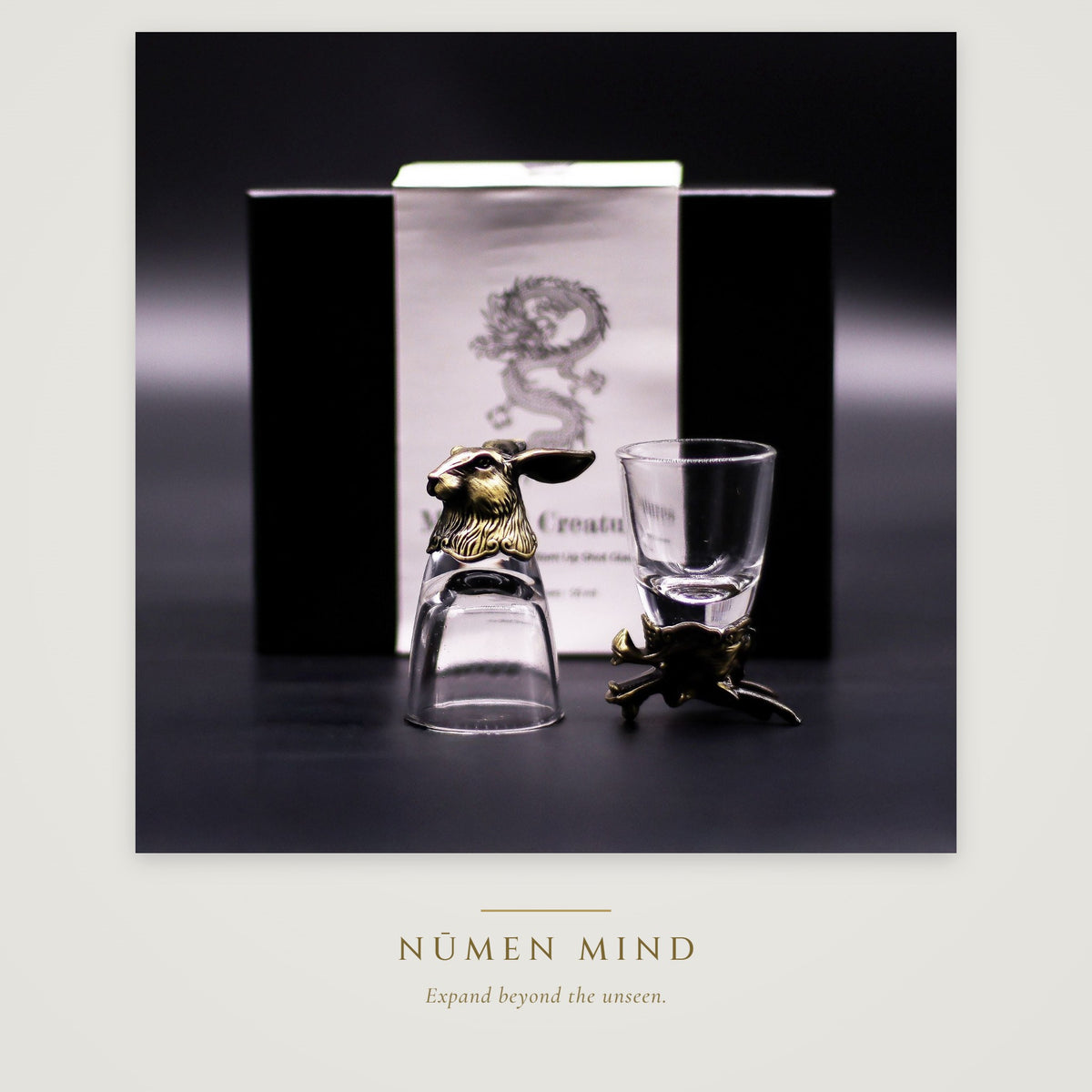 Vasos de chupito con animales míticos en bronce · NŪMEN MIND