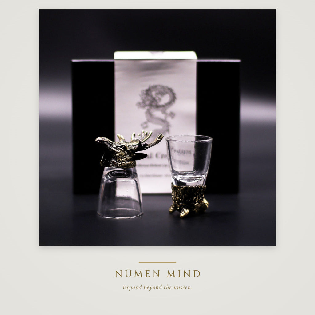 Vasos de chupito con criaturas del bosque en bronce · NŪMEN MIND