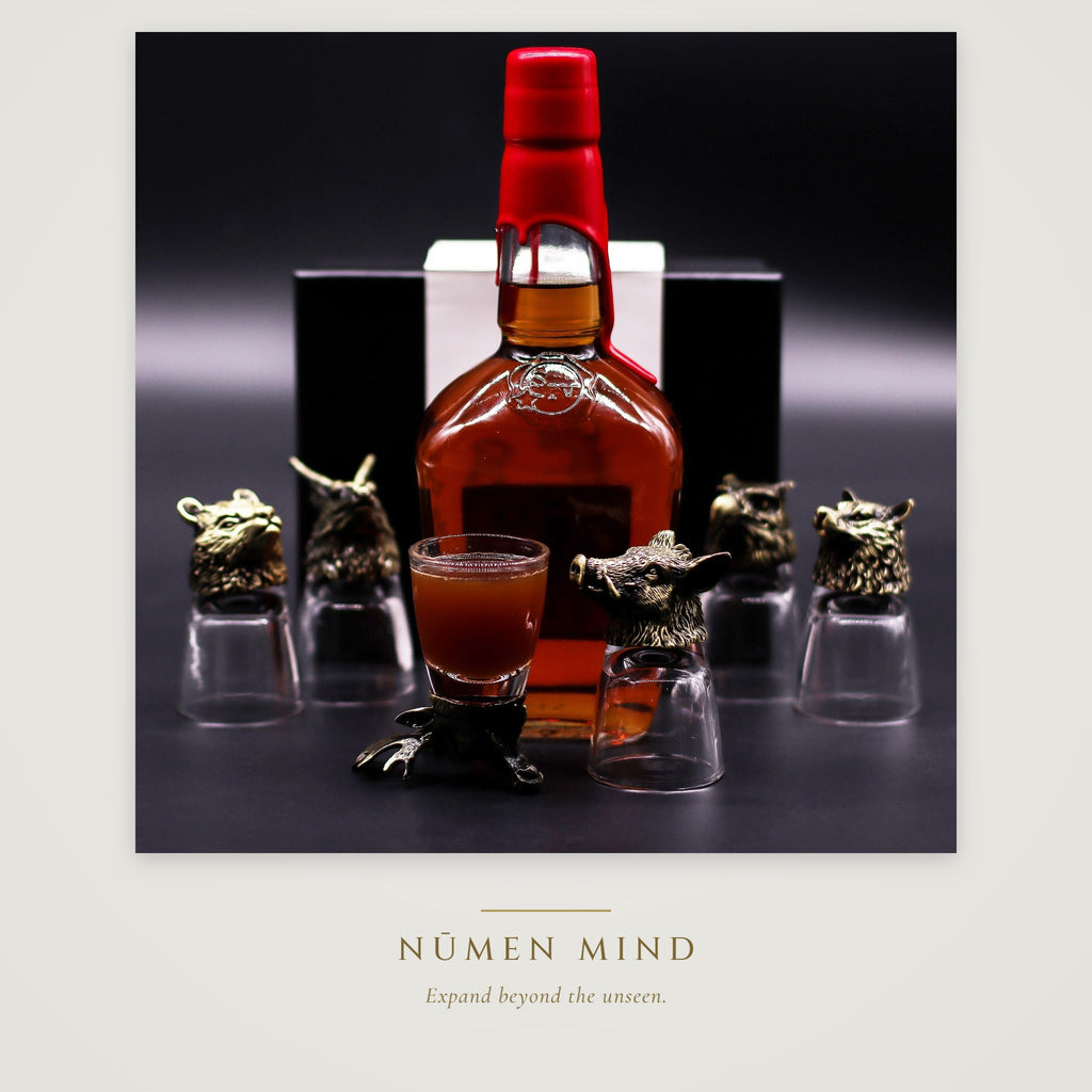 Vasos de chupito con criaturas del bosque en bronce · NŪMEN MIND