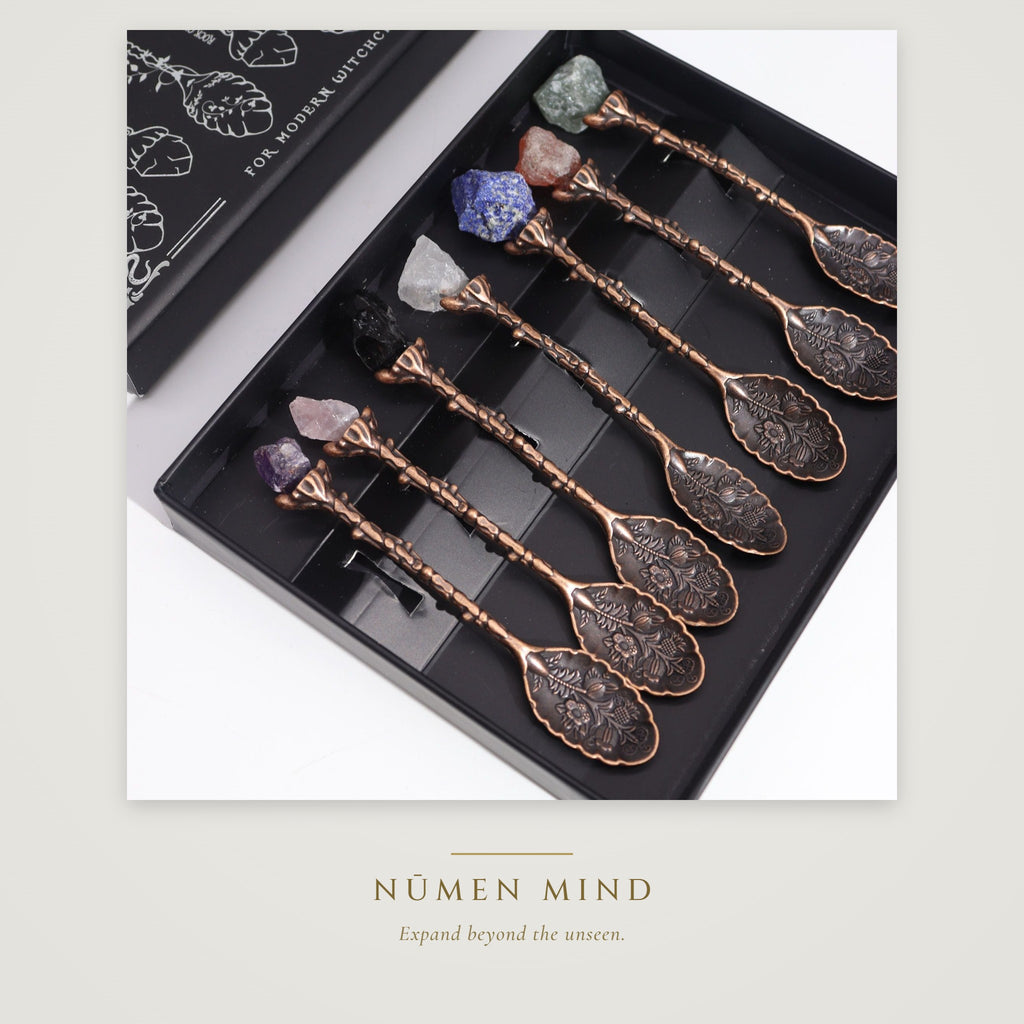 Cucharas de bruja con piedras naturales · NŪMEN MIND