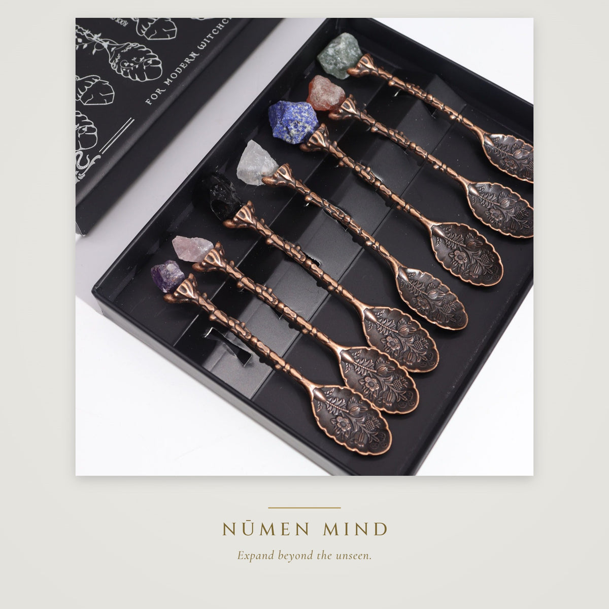 Cucharas de bruja con piedras naturales · NŪMEN MIND